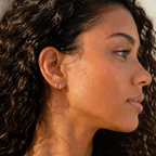 Minimal Cay Huggie Earrings